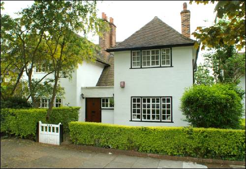 141 Hampstead Way
